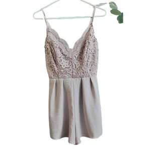 Blāsnä White Lace Spaghetti Strap V Neck Pleated Shorts Romper Womens Size Small